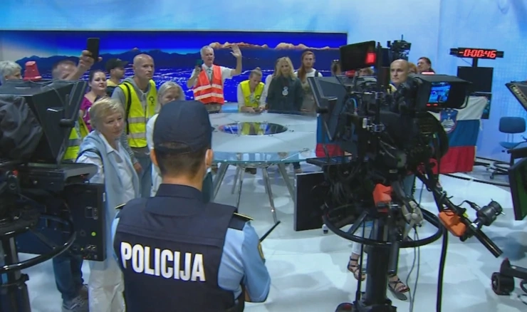 Skupina protivnika cijepljenja sinoć je nasilno upala na RTV Slovenije, zahtijevali su uključenje uživo 