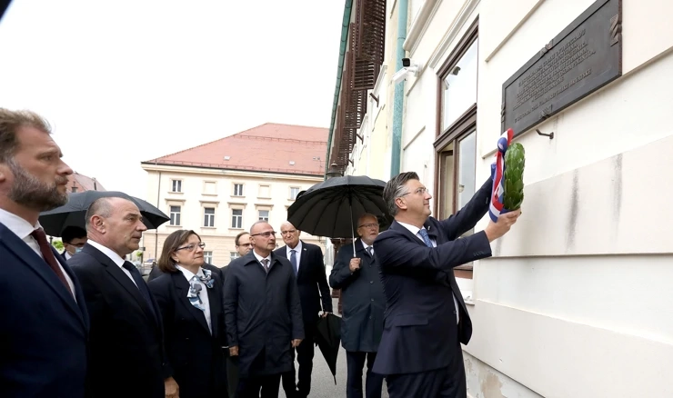 Plenković polaže lovorov vijenac na 30. obljetnicu raketiranja Banskih dvora