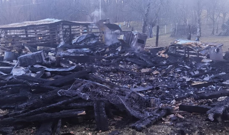 U Desnom Degoju pokraj Gline do temelja je izgorjela drvena kuća Zvonka Zagorca