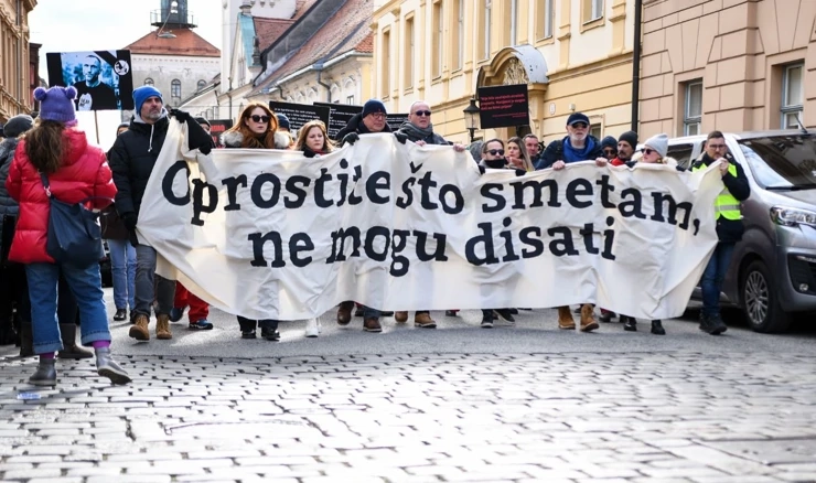 Prosvjed HND-a "Oprostite što smetam, ne mogu disati" na Markovom trgu