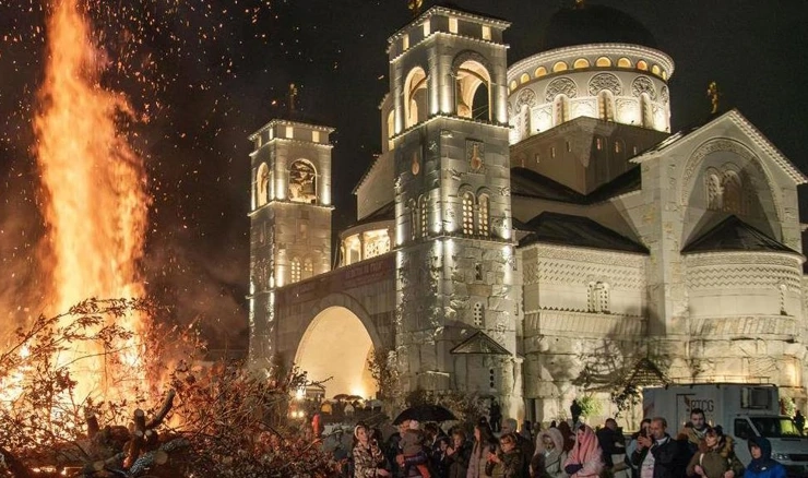 Paljenje badnjaka u Podgorici