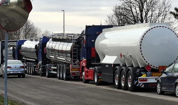 Kamioni blokiraju teretni promet na graničnom prijelazu