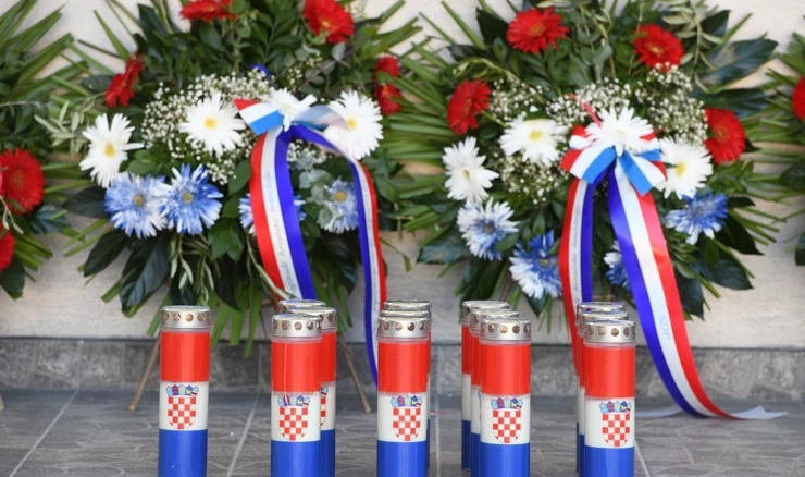 Položeni vijenci i zapaljene svijeće 