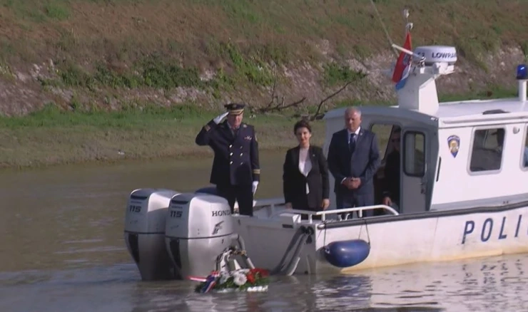 Pušten vijenac u rijeku Dunav