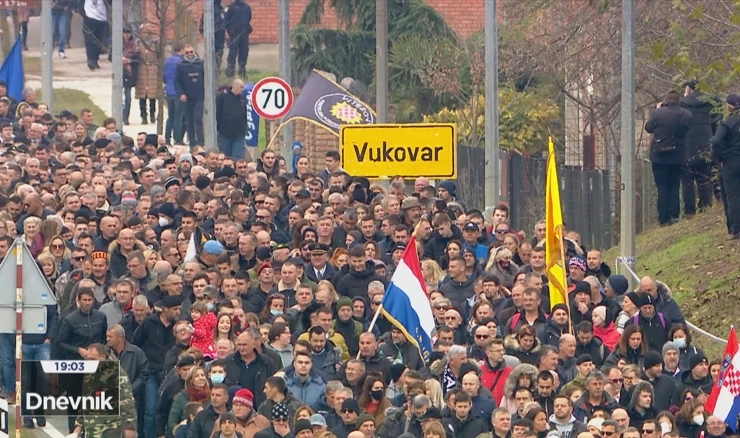 Deseci tisuća ljudi iz svih krajeva RH odaju počast Gradu Heroju