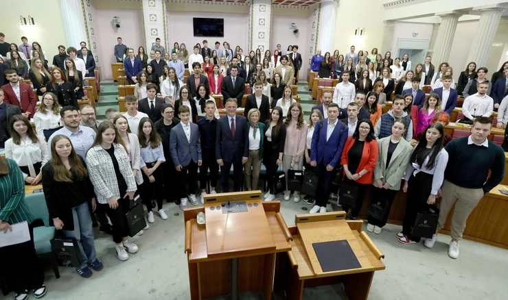 Jandroković s učenicima u Saboru