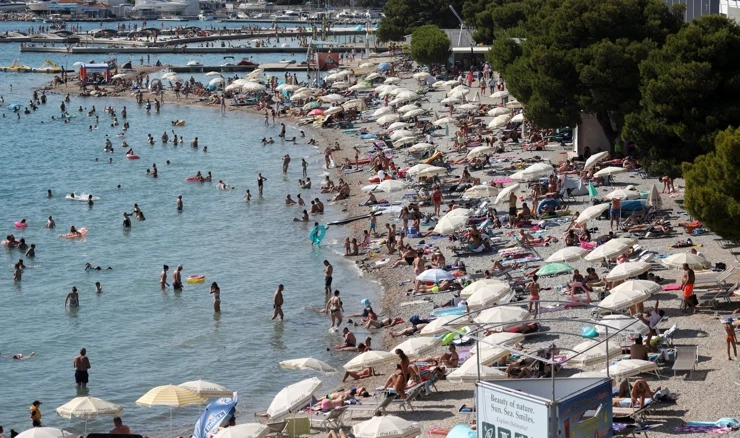 Prepuna plaža u Vodicama