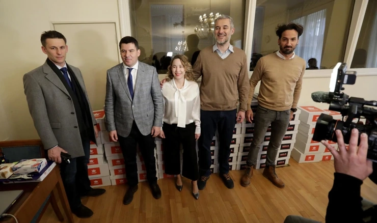 Mostovci predali potpise za referendum protiv covid-potvrda