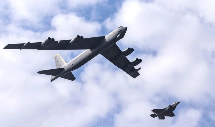 Američki B-52 i F-35