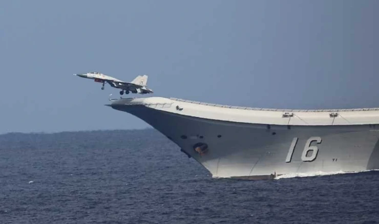 Kineski zrakoplov J-15 polijeće s nosača Liaoning prema snimkama Ministarstva obrane Japana, 21. prosinca 2021.