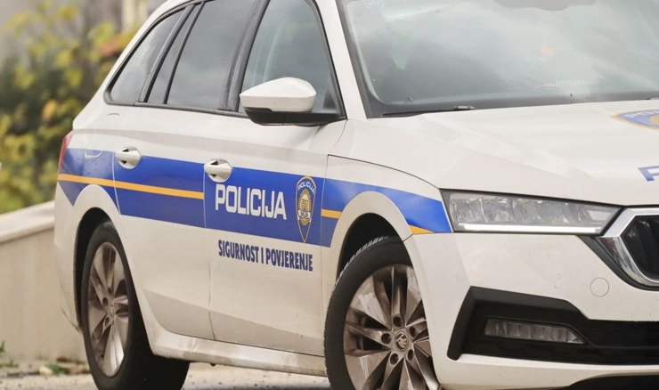 Policijski auto