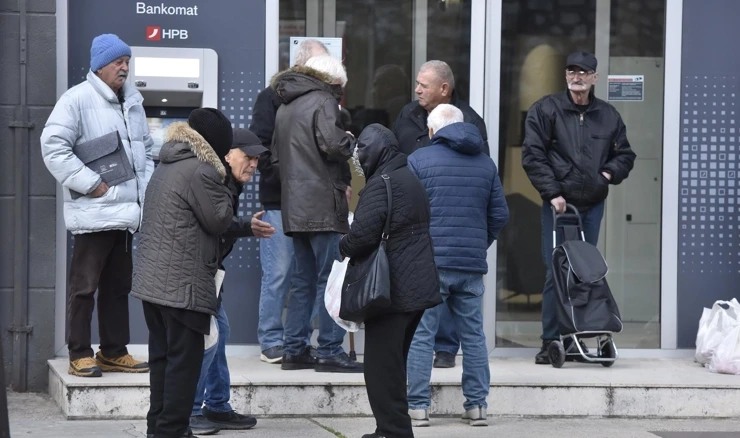 Gužva ispred poslovnice banke