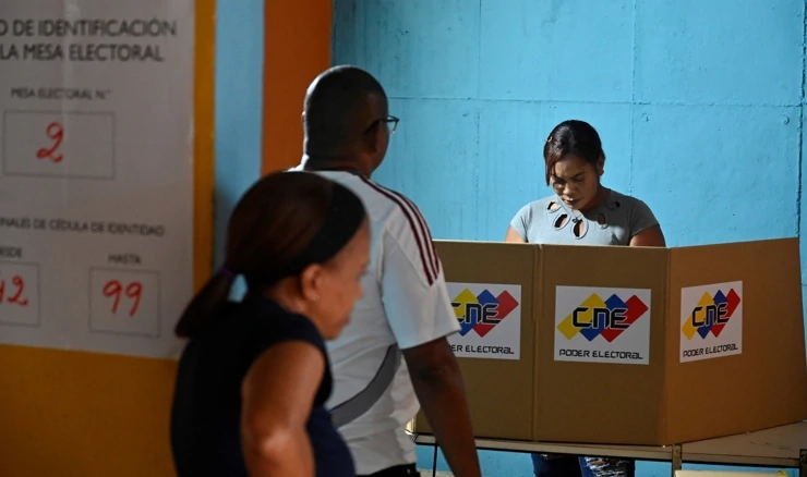Glasači na parlamentarnim izborima u Venezueli