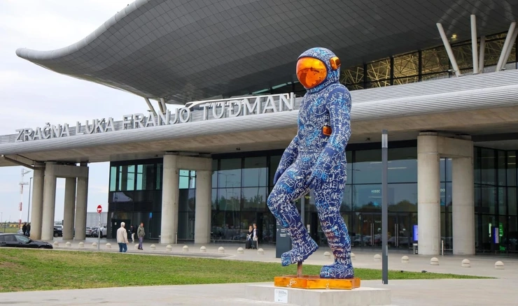 Skulptura "Boonji Spaceman" postavljena ispred zgrade zagrebačke Zračne luke