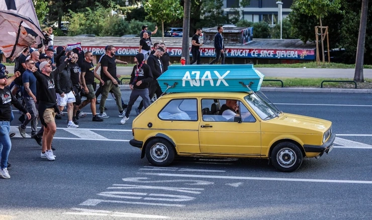 Lijes s natpisom "Ajax" na korteu Torcide