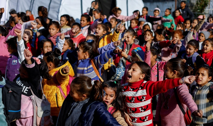 Mali Palestinci školarci ispred šatora