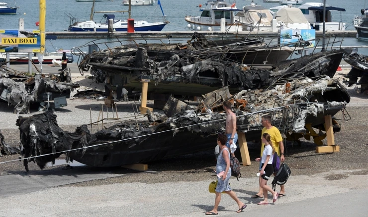 U Medulinu se izvlače jedrilice izgorjele u nedavnom požaru 