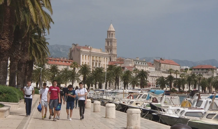 Turisti pristižu