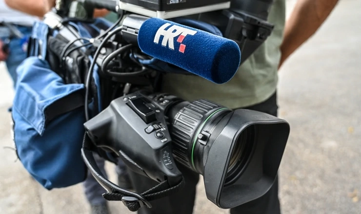 Najznačajniju medijsku ulogu u kreiranju sadržaja namijenjenog Hrvatima izvan RH te gledateljima i slušateljima u domovini ima HRT