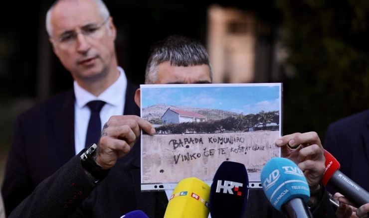 Puljak i Barada s fotografijom grafita koji ga je dočekao kraj kuće