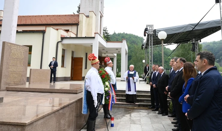 U povodu 79. obljetnice Križnog puta premijer Plenković položio je vijenac kod zajedničke grobnice u Maclju