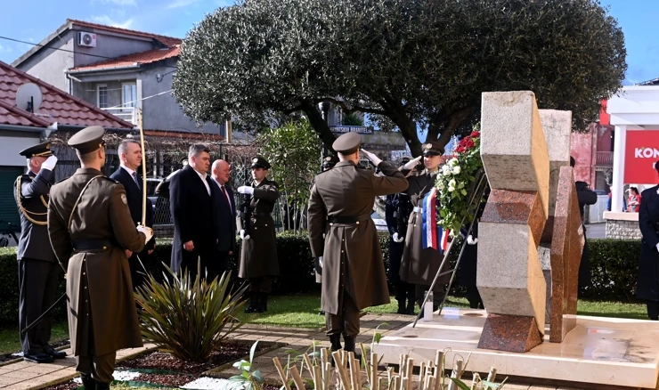 Predsjednik Milanović položio vijenac i zapalio svijeću na Spomen-obilježju "Za Hrvatsku"