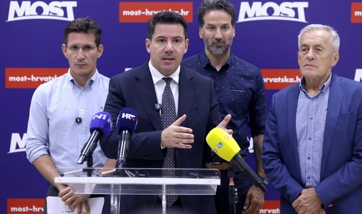 Grmoja je rekao da su zastupnici zgroženi time što se građanima Like nije dalo da govore na sjednici