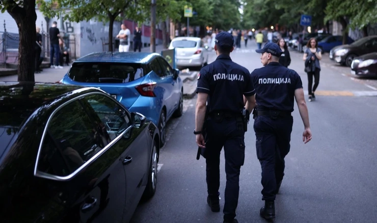 Policija pred školom "Vladislav Ribnikar", arhiva