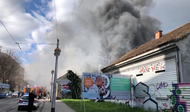 Vatrogasci su intervenirali, s ulice se vidjelo kako suklja dim