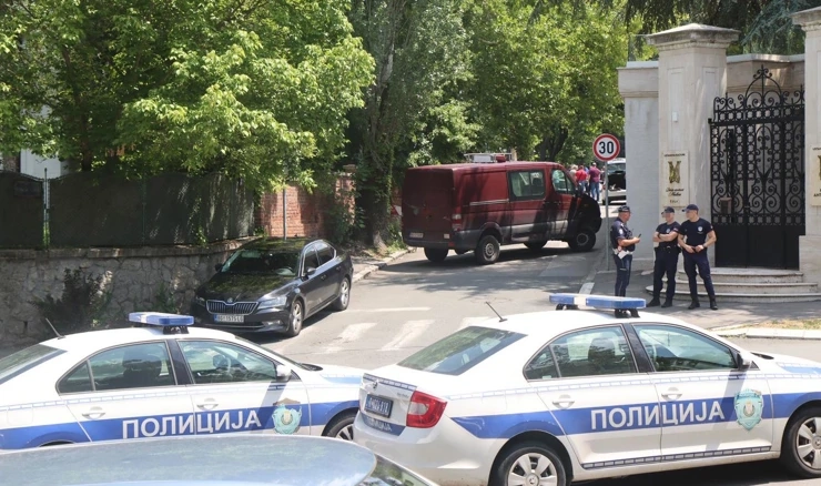 Ispred veleposlanstva Izraela u Beogradu policajac pogođen samostrelom u vrat pucao u napadača i ubio ga 