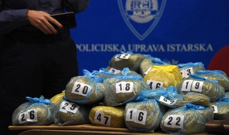 Policija u Umagu pretragama kuća pronašla oko devet kilograma droge, arhiva