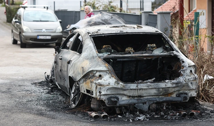 Zagreb: Izgorio Mercedes 