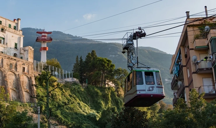 Najmanje troje poginulih u padu kabine žičare kod Napulja