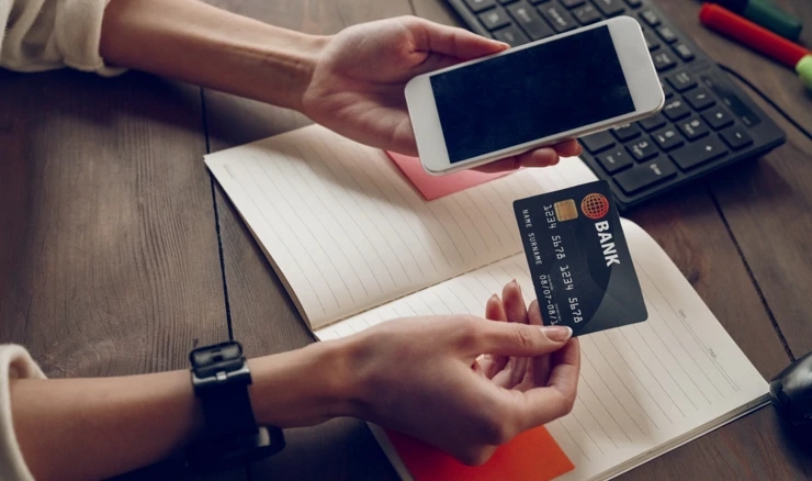 Zaposlenica tvrtke dovedena je u zabludu da telefonski komunicira s djelatnikom banke