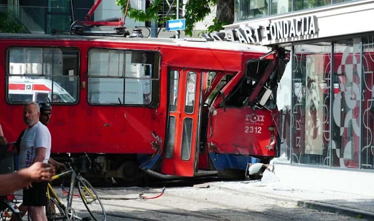 Pretpostavlja se da je uzrok nesreće prevelika brzina tramvaja pri ulasku na raskrižje ili neispravna infrastruktura