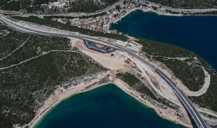 Pogled na Pelješki most i pristupne ceste iz zraka