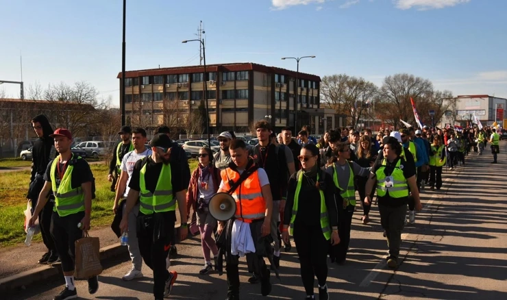 Novosadski studenti krenuli u Beograd, a vlast iz Vojvodine dovozi traktore