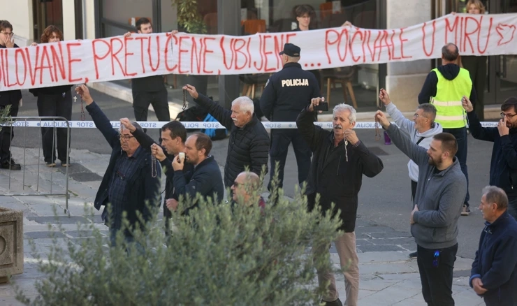 Molitelji i prosvjednici u Rijeci