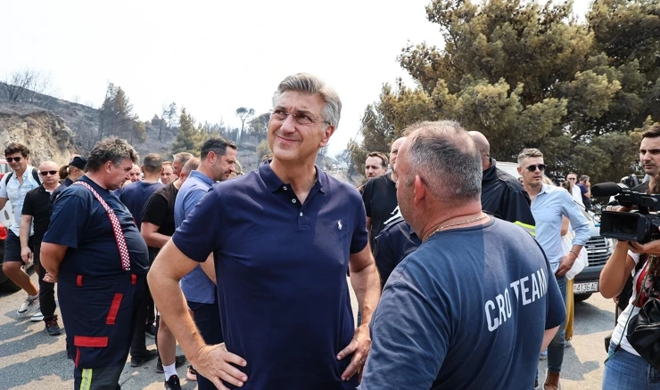 Andrej Plenković u obilasku požarišta u Omišu