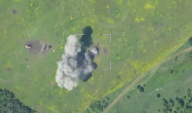 Snimka dronom pogođenog oklopnog vozila