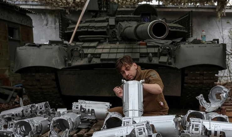 Pripadnik brigade "Karpatska Sič" popravlja ukrajinski tenk u Donecku