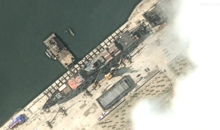 Sjevernokorejski razarač na obali uoči porinuća