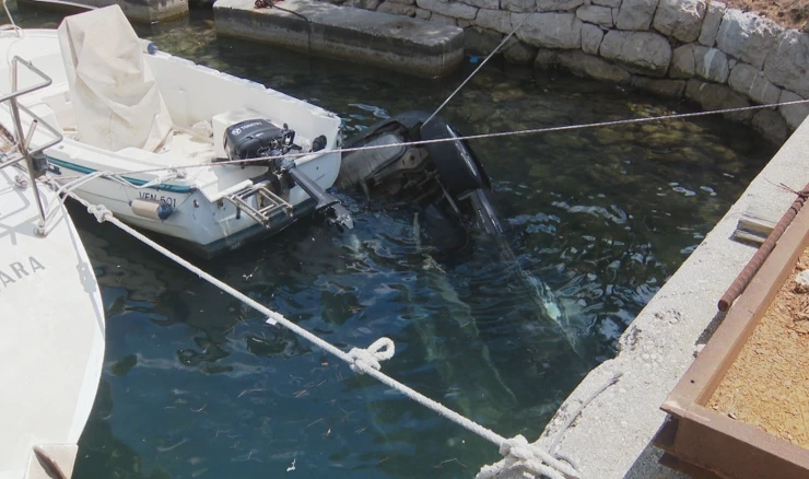 Automobil je završio u rijeci