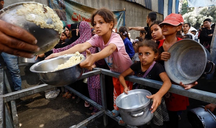 Humanitarni djelatnici dijele hranu u Gazi, 28. rujna 2025.