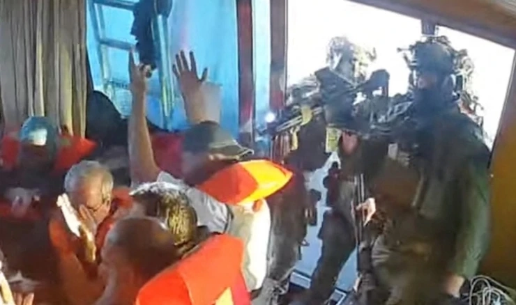 Izraelski ratni brodovi presreli humanitarnu flotilu koja se kretala prema Gazi