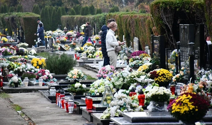 Uoči blagdana Svih svetih građani obilaze posljednja počivališta svojih voljenih