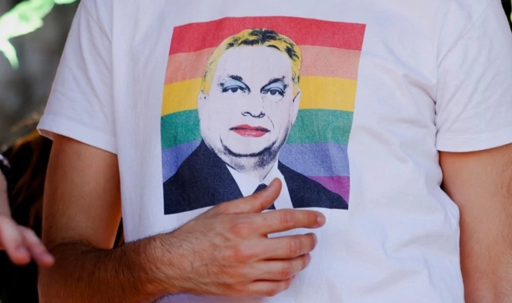 Orban na majici sudionika povorke