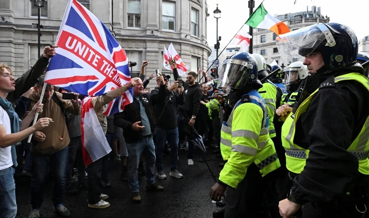 Deseci tisuća ljudi na antiimigracijskom prosvjedu u Londonu