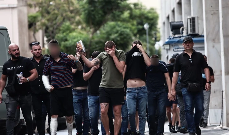 Skupina privedenih navijača u Ateni izlazi pred sudskog istražitelja
