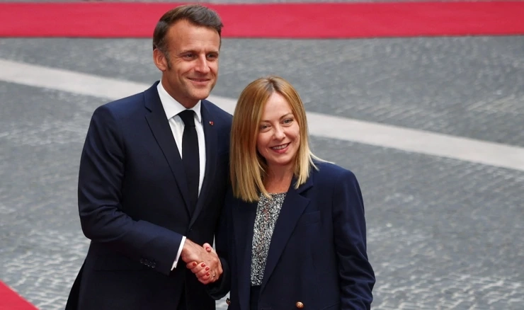 Giorgia Meloni ugostila Emmanuela Macrona